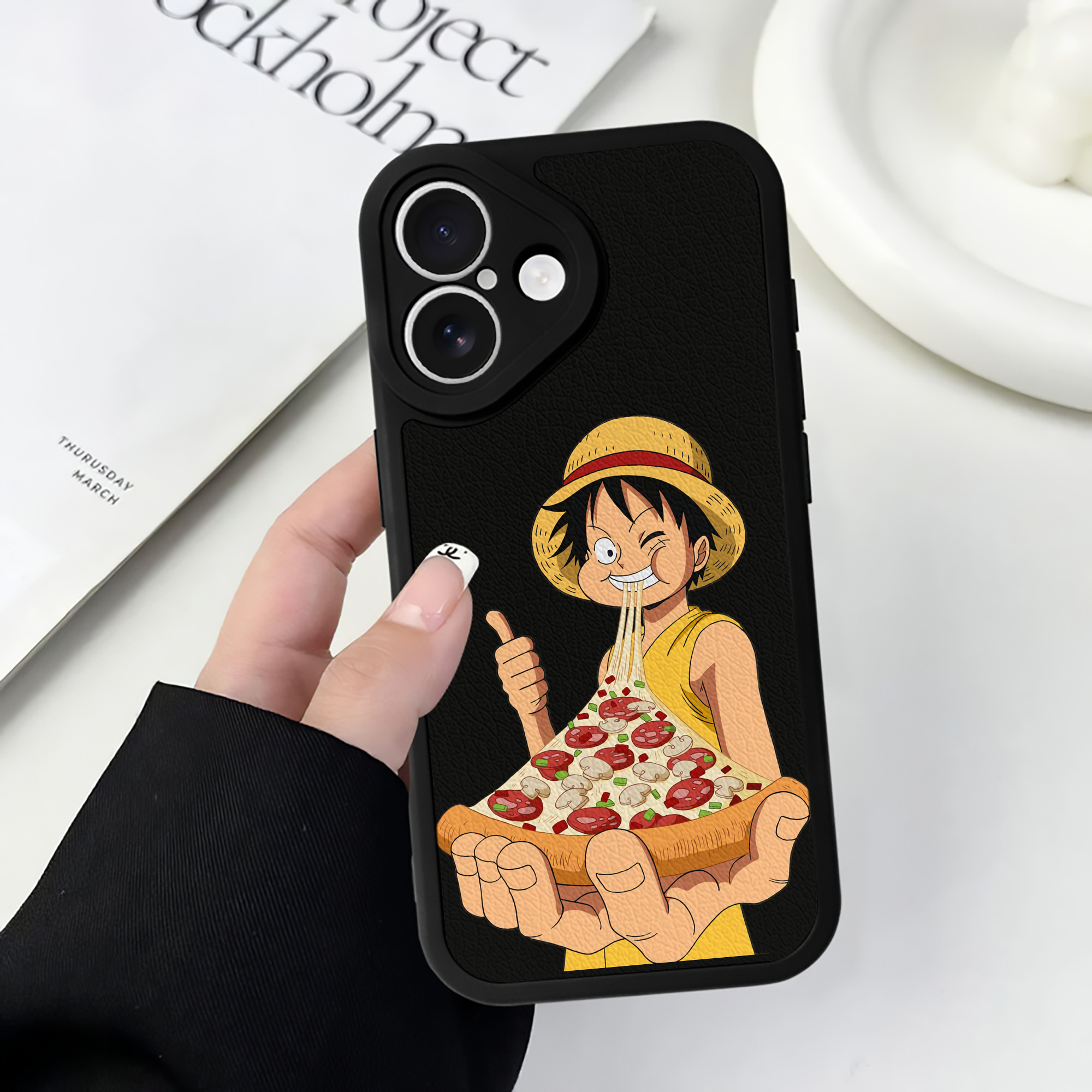 （画像用） ワンピース モンキー・D・ルフィ ONE PIECE Monkey D. Luffy 【iPhone 16シリーズ対応】シリコンスマホケース（レザー調） 材質：シリコン